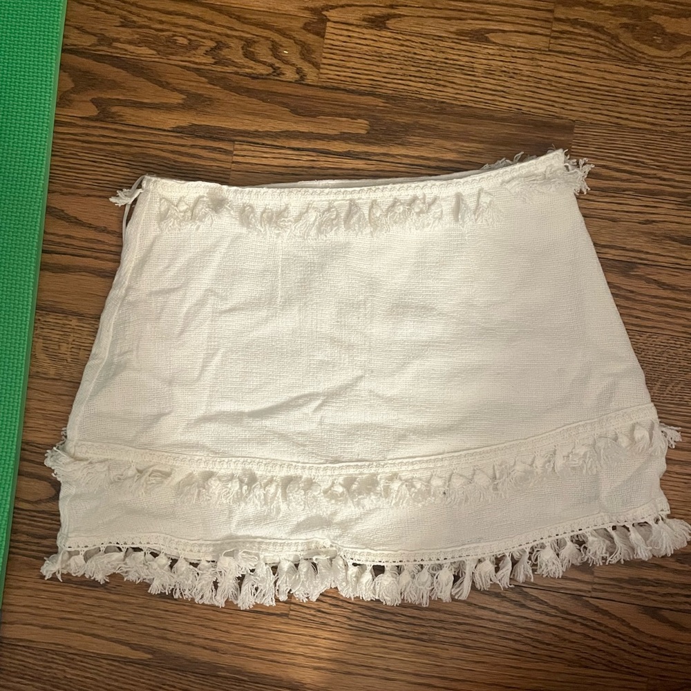 Skylar + Madison white skirt. Size: Medium.
